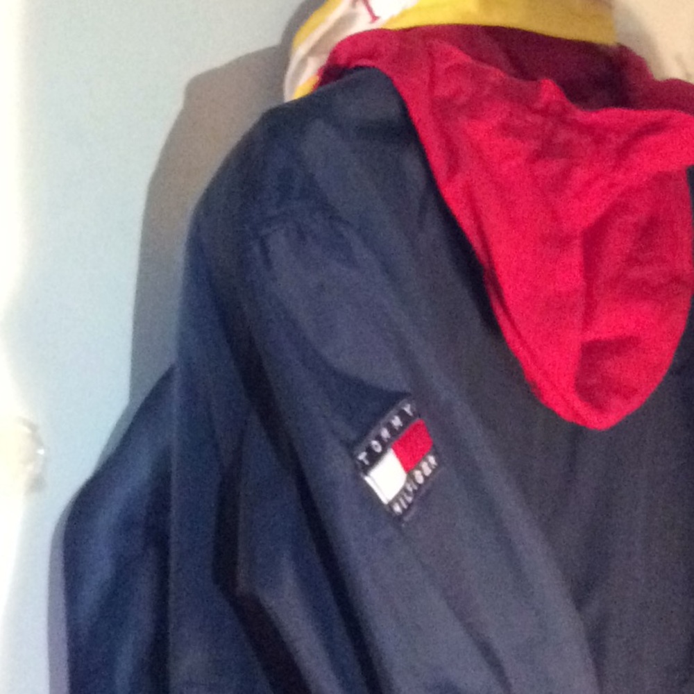 🔥🔥🔥windbreaker  with roll up hood.. no damage.